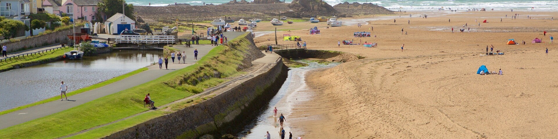 Bude Beach showing a coastal town and a sandy beach