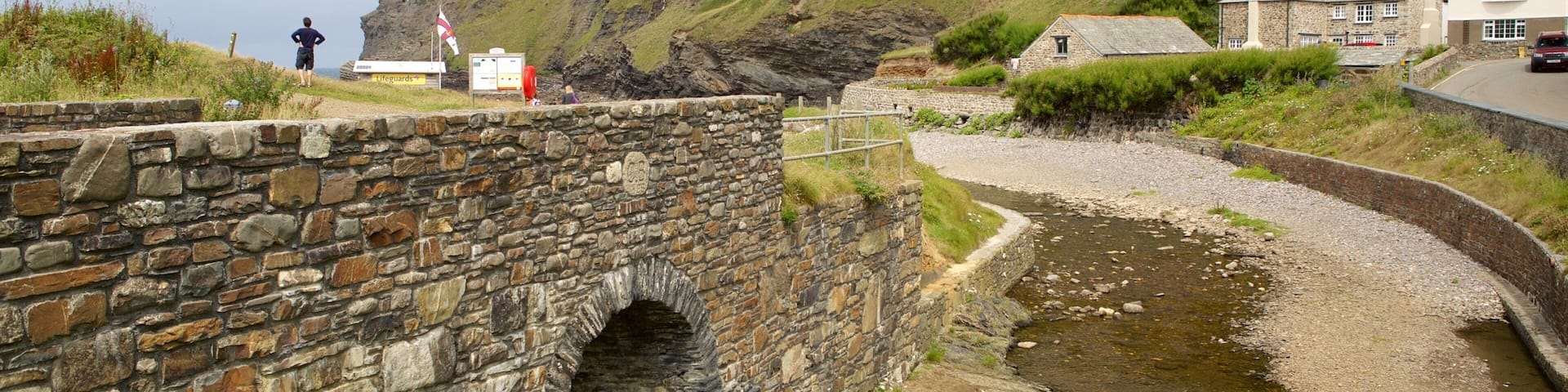 クラッキングトン ヘイブン 表示 橋 と 荒々しい海岸線