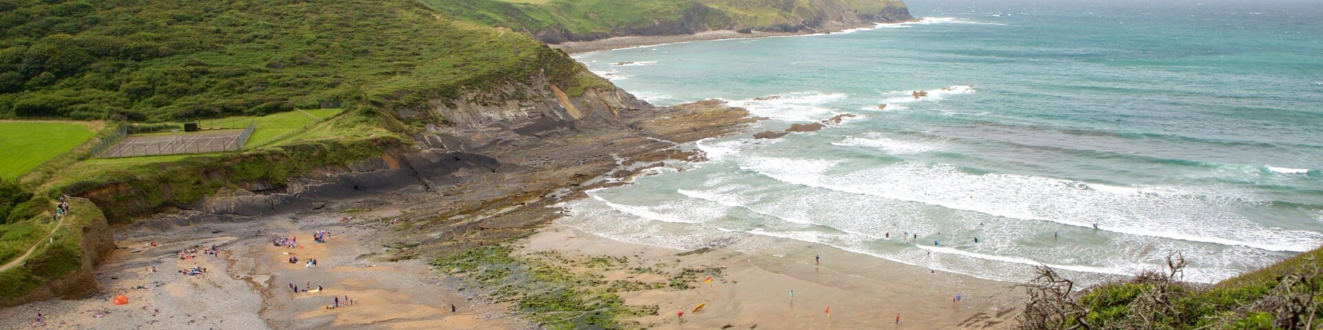 Crackington Haven có tính năng bãi biển và phong cảnh