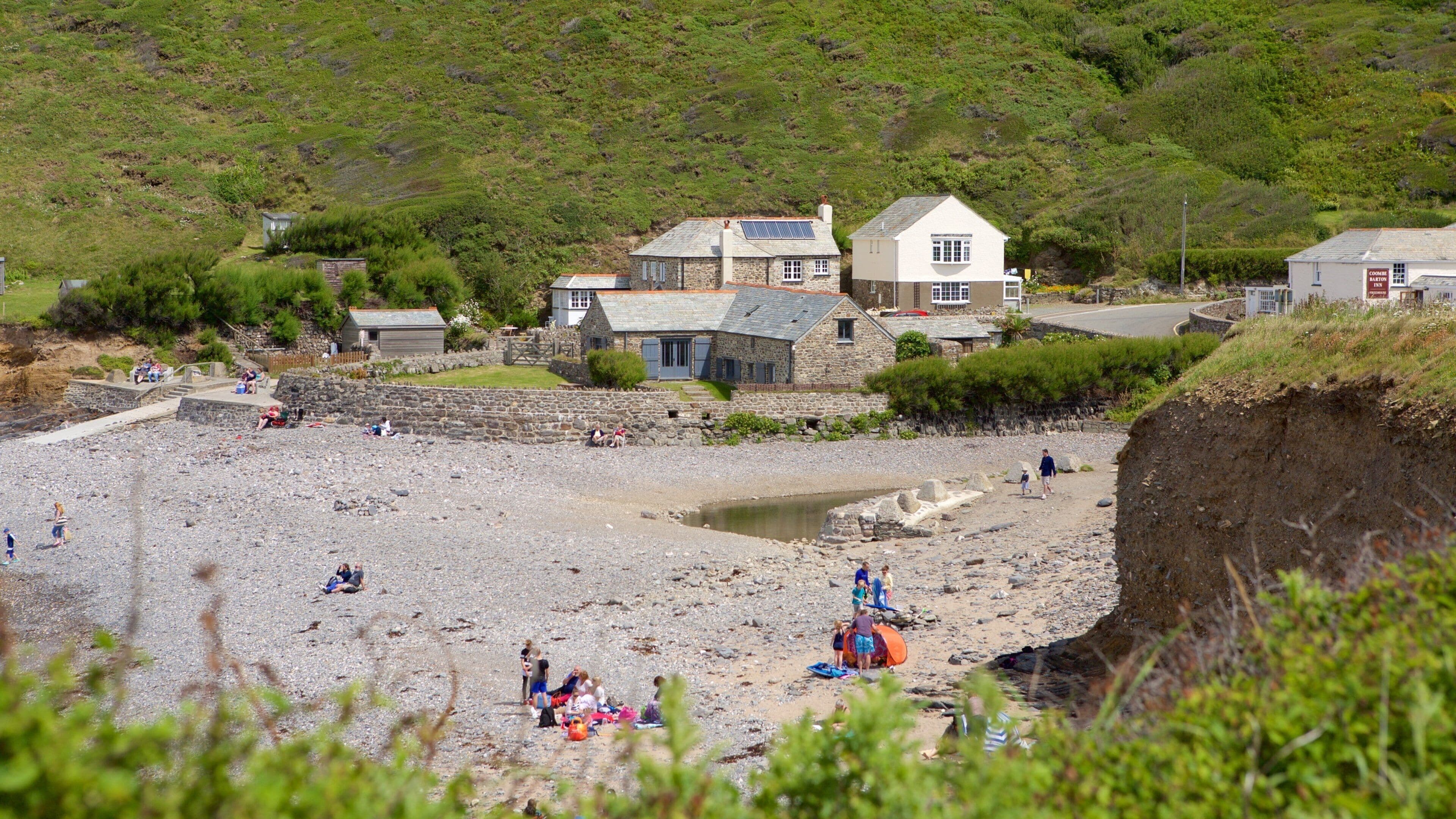 Crackington Haven showing a pebble beach and a coastal town