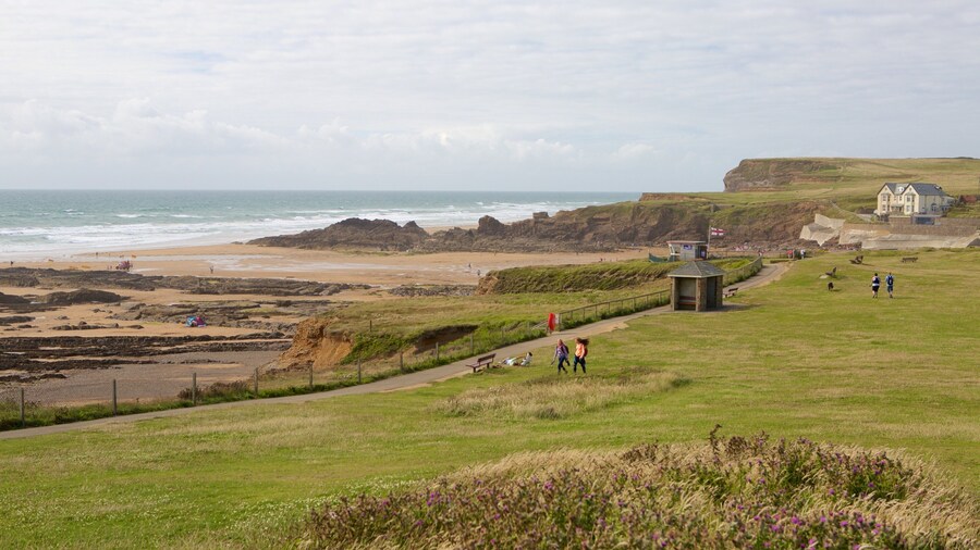 Crooklets Beach showing a coastal town and a beach