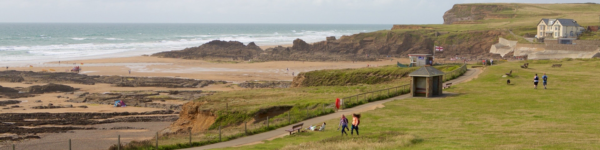 Crooklets Beach showing a coastal town and a beach
