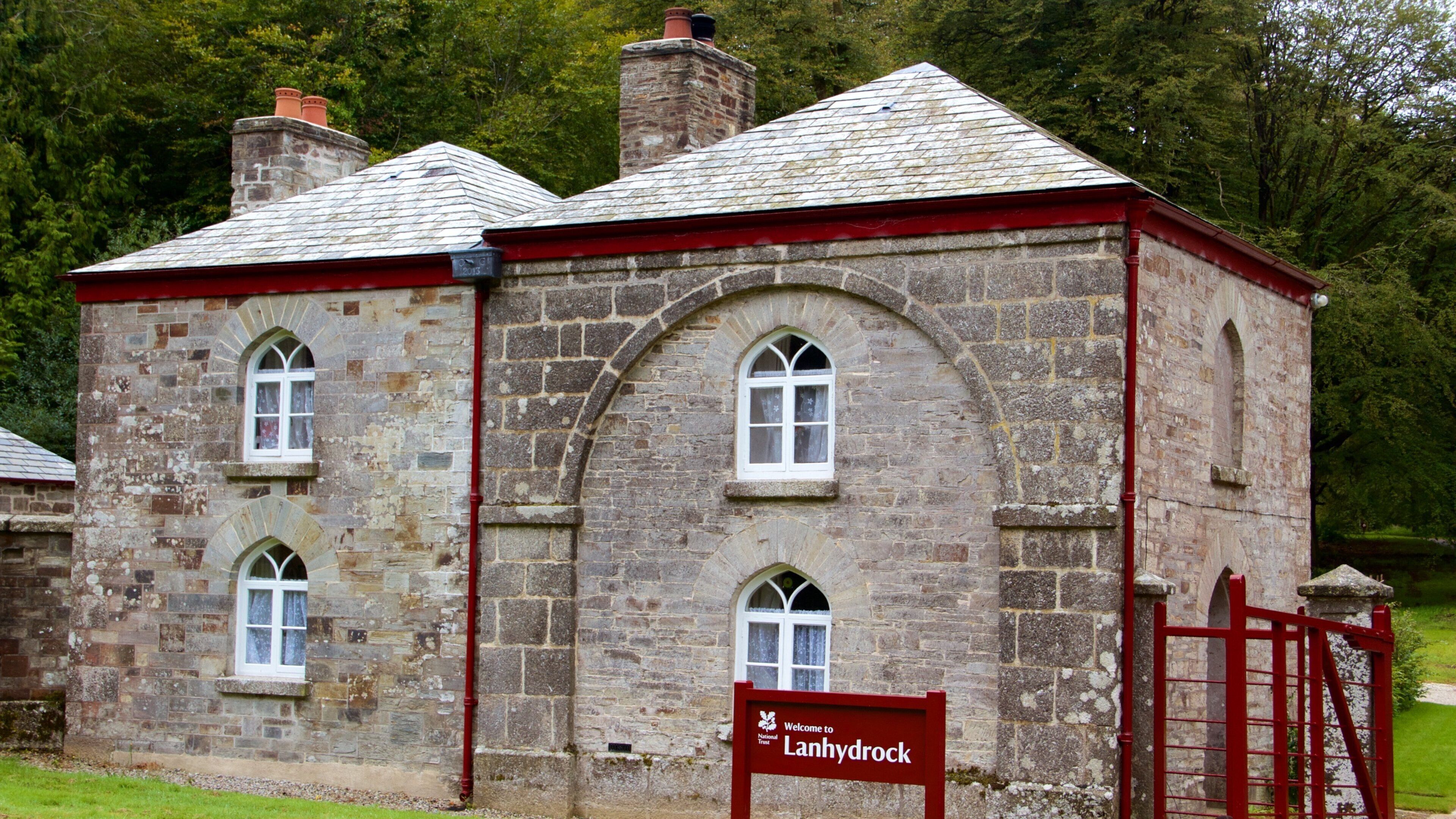 Lanhydrock que incluye elementos del patrimonio y señalización