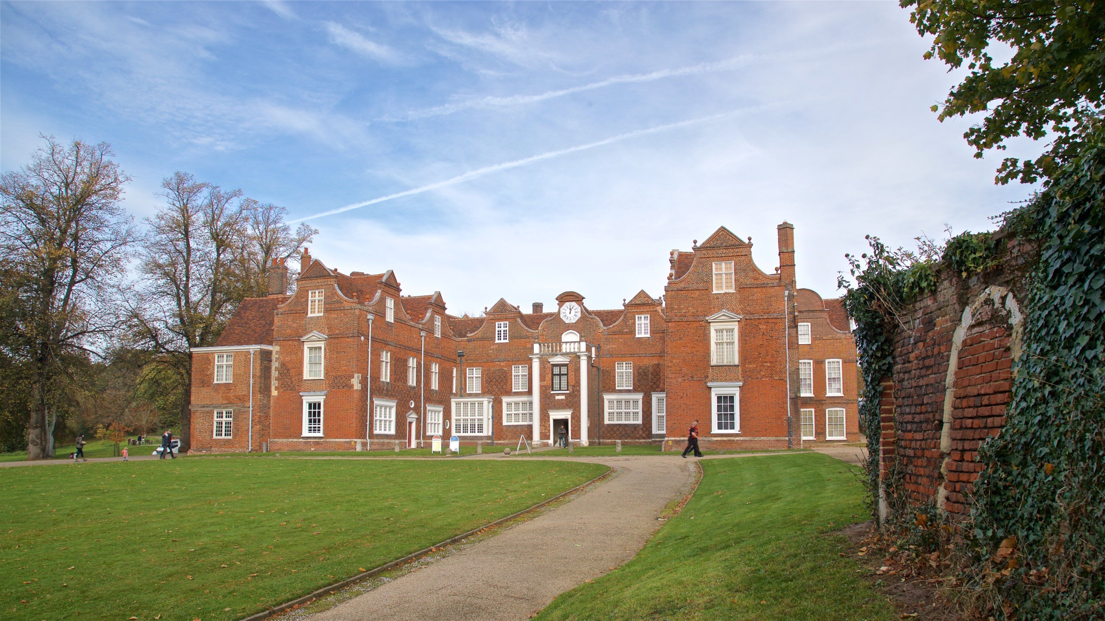 Christchurch Mansion som viser et hus og historiske bygningsværker