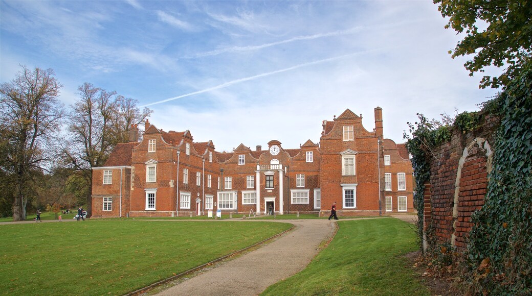 Christchurch Mansion som viser et hus og historiske bygningsværker