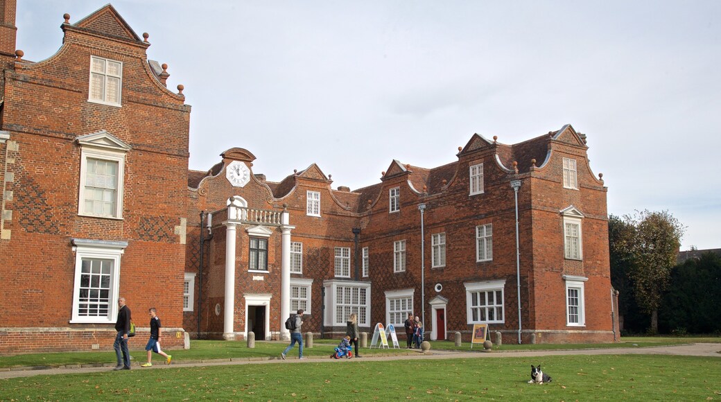 Christchurch Mansion som omfatter historiske bygningsværker og et hus såvel som en lille gruppe mennesker