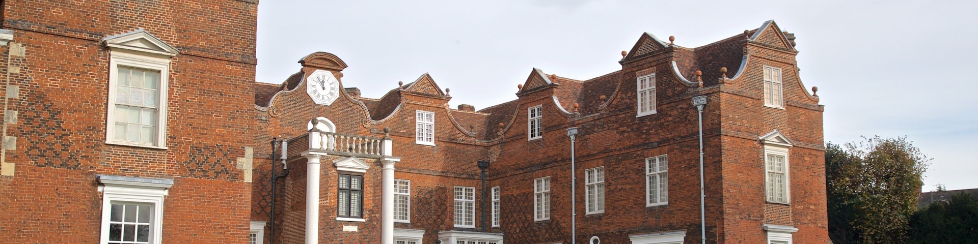 Christchurch Mansion que incluye una casa y arquitectura patrimonial y también un pequeño grupo de personas