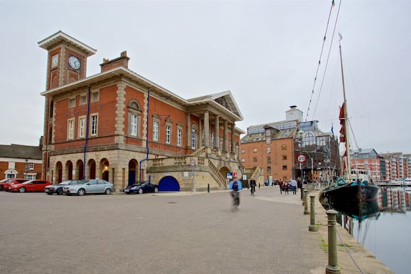Custom House welches beinhaltet Bucht oder Hafen