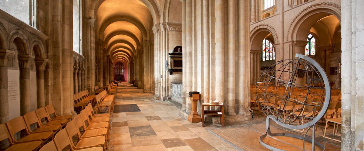 Norwich Cathedral showing a church or cathedral, interior views and heritage elements