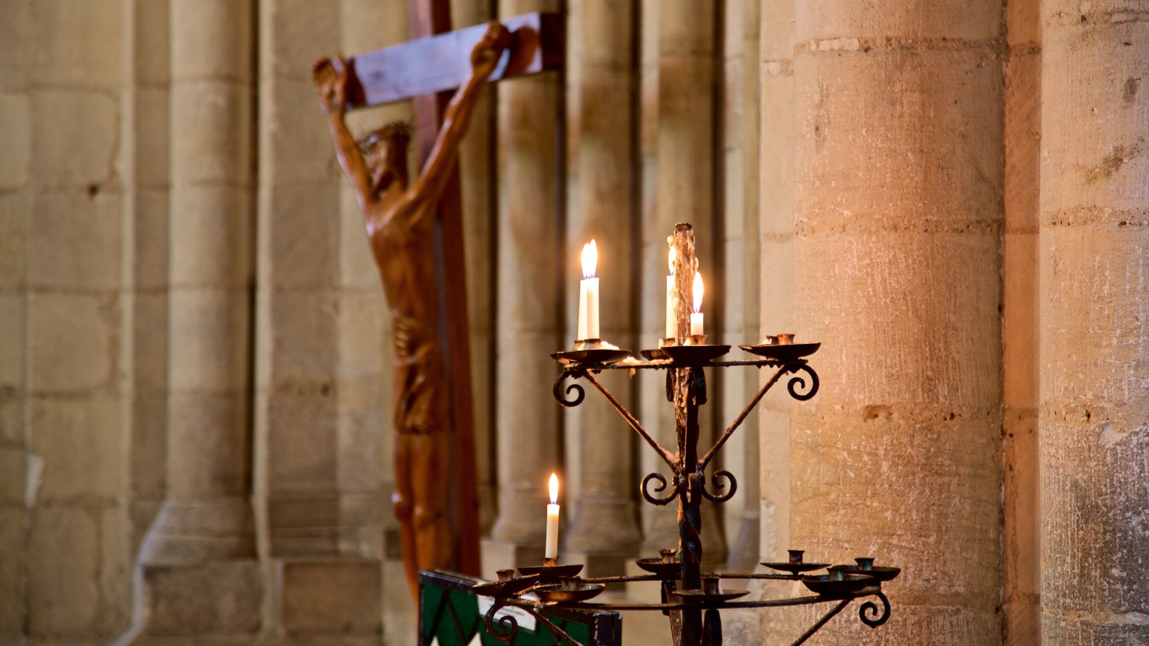 諾威治大教堂 设有 內部景觀, 宗教元素 和 傳統元素