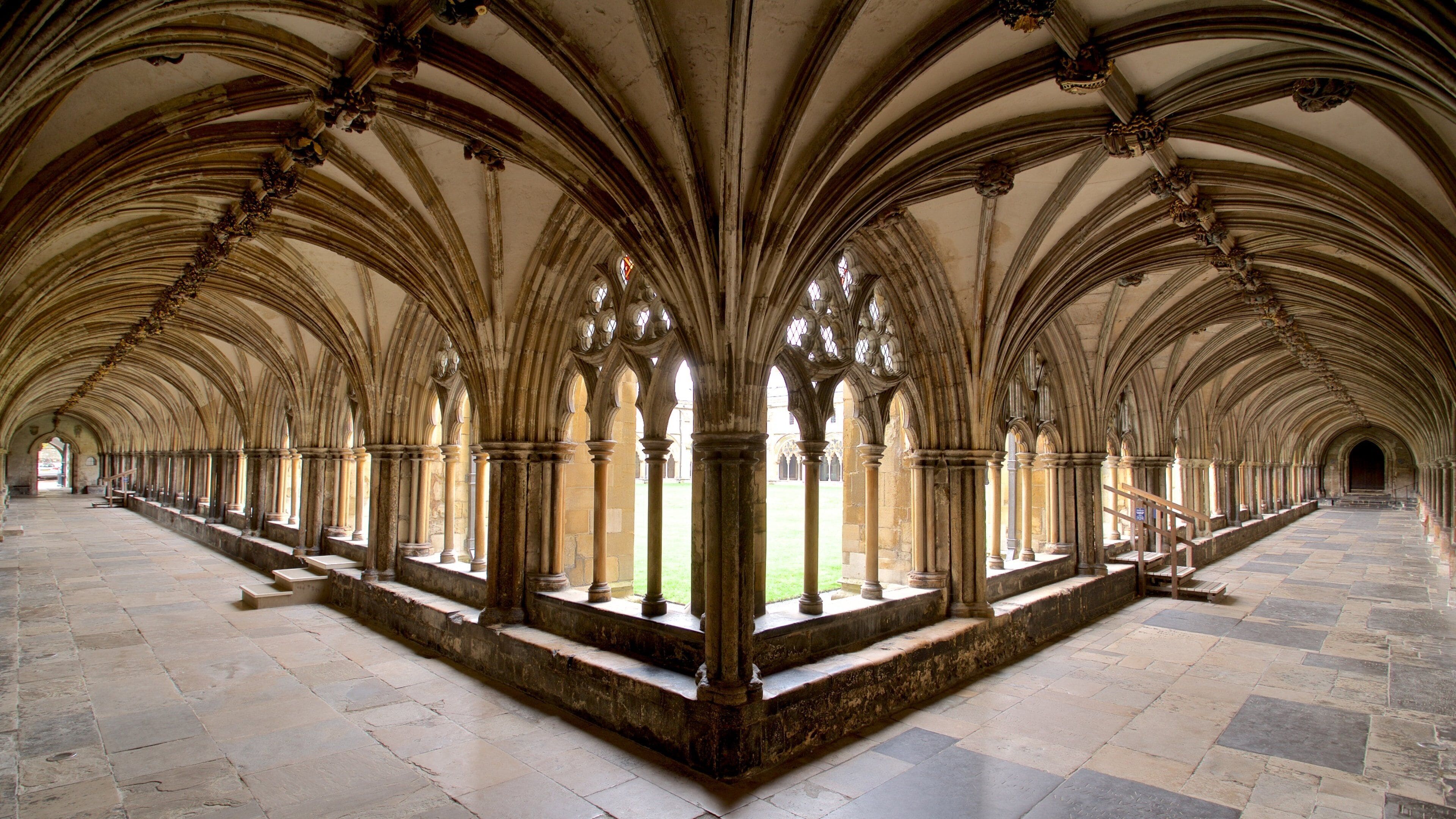 Catedral de Norwich mostrando elementos patrimoniales y vista interna