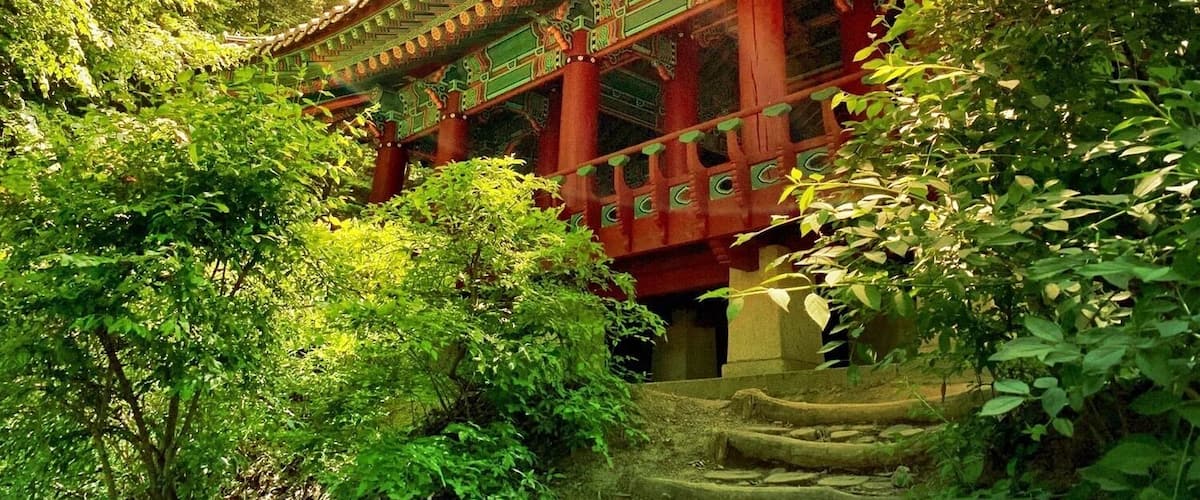 My favorite part of the classic traditional Korean architecture is all the detailed & painted roof eaves, so beautiful!
#culture