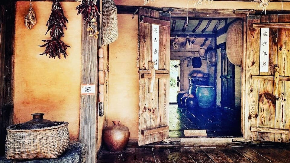 This village is set up in a natural environment, occupying about 245 acres. You can see over 260 traditional houses reminiscent of the late Joseon Dynasty, which lasted for five centuries.1392 l-1897!
Real houses from across the country were relocated and restored to create a replica of a village from the late Joseon period, which is pretty cool. 😊
If you’re a fan of K-dramas & Korean period films this should be part of your stop in Korea as it is one of the most popular filming locations... #koreanfolkvillage #culture