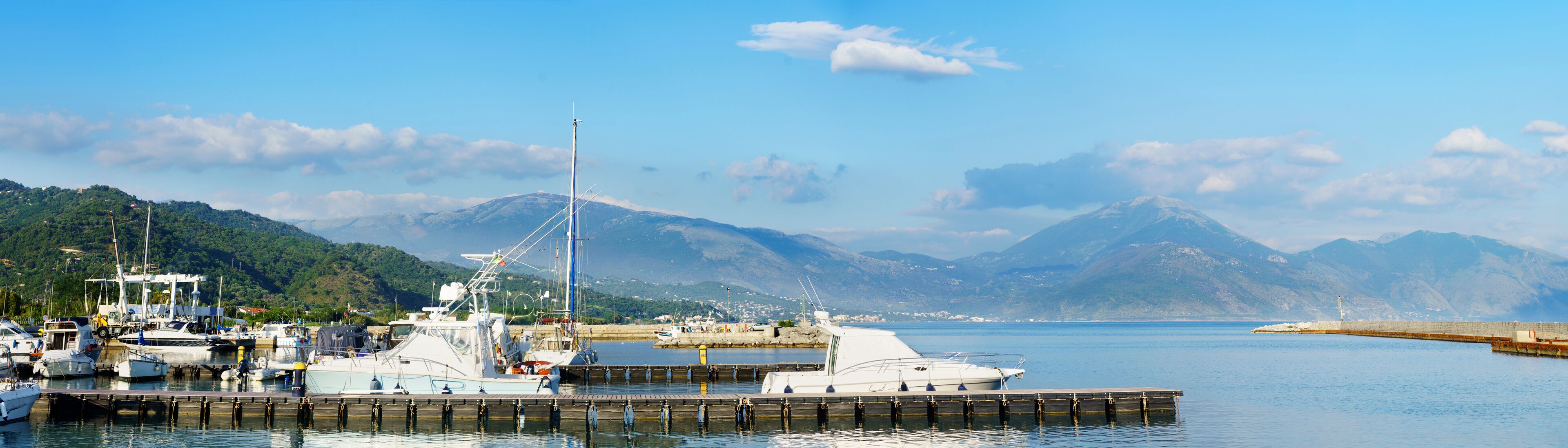 Blick aus dem Yachthafen von Policastro Bussentino über den gleichnamigen Golf Richtung Villamare und Sapri 