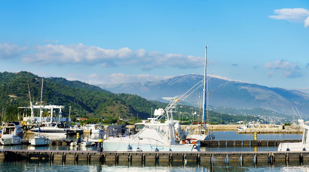 Blick aus dem Yachthafen von Policastro Bussentino über den gleichnamigen Golf Richtung Villamare und Sapri