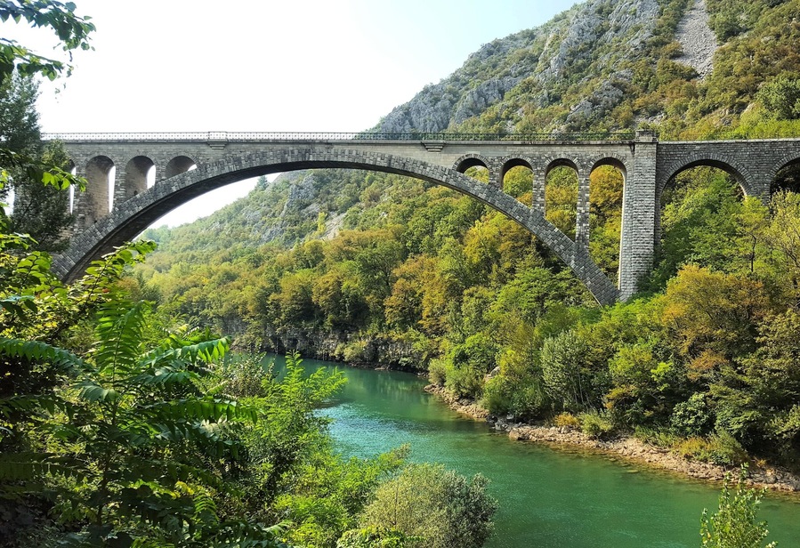 This bridge has the largest stone arch in the world anong railway brudges.