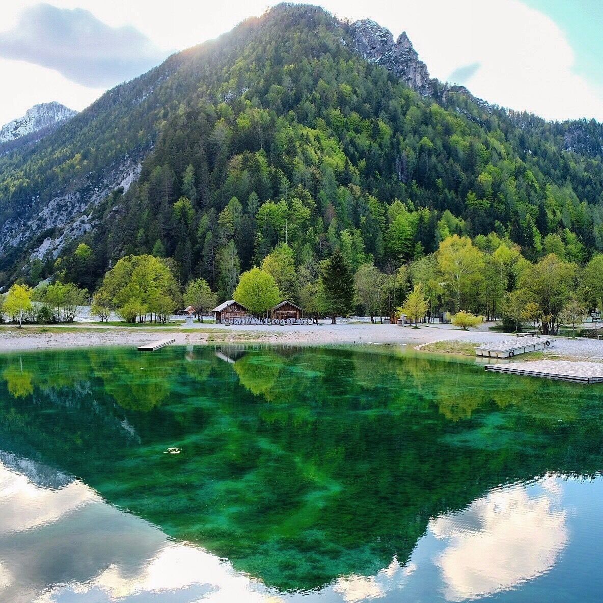 Lake Jasna is the perfect place to visit during sunset 🌄
#nature #green #hiking #slovenia #lakejasna