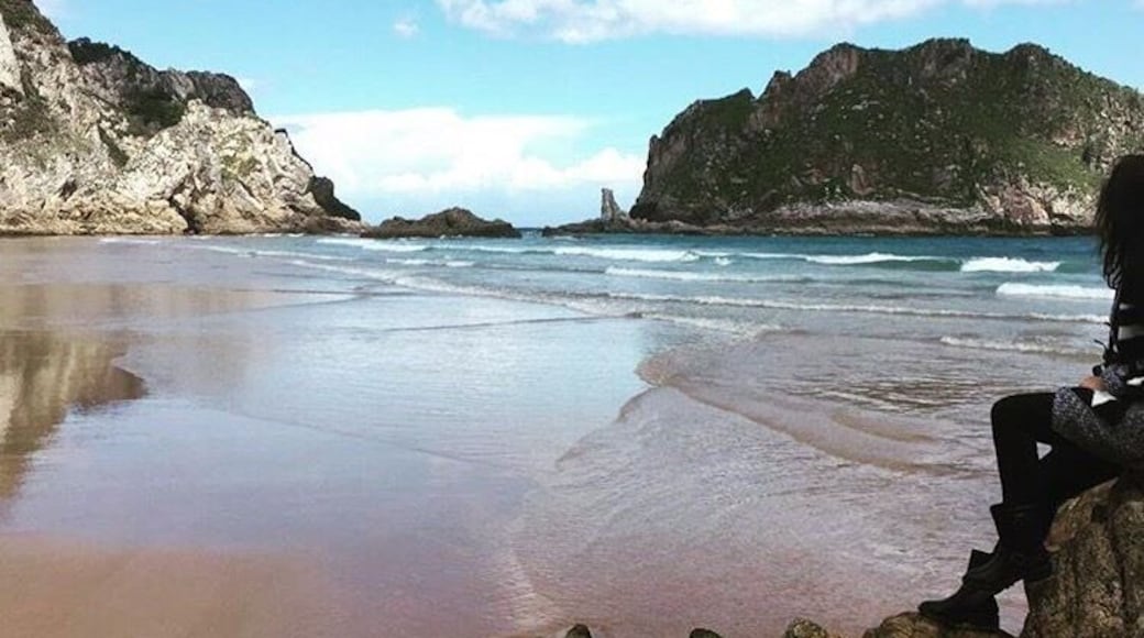 One of the most beautiful beaches in the world 🌎 mostly with low tide. You can go walking on the sand to discover caves and natural pools. Check out for the tide to go high and do not expect hot water 🌊