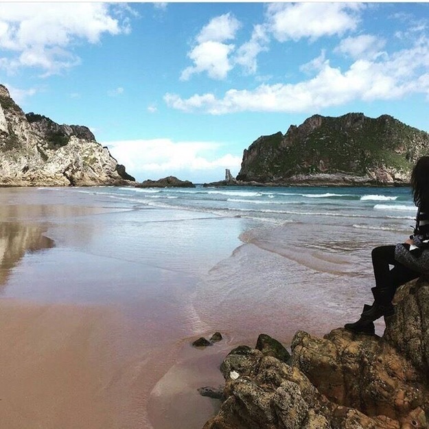 One of the most beautiful beaches in the world 🌎 mostly with low tide. You can go walking on the sand to discover caves and natural pools. Check out for the tide to go high and do not expect hot water 🌊
