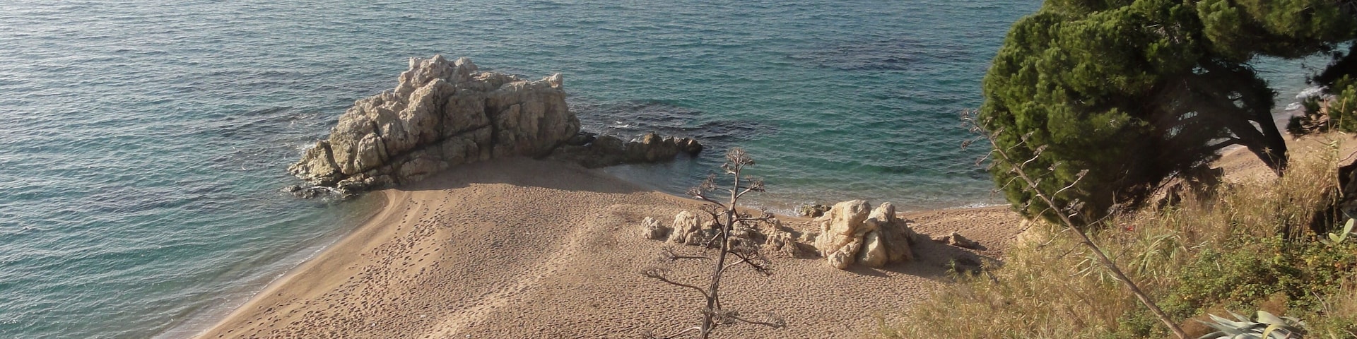 This is a a photo of a beach in Catalonia, Spain, with id: