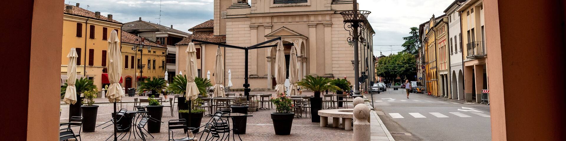 Marktplatz von Kirche von Brescello in der Emilia-Romagna, Italien