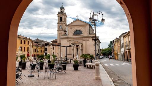 Marktplatz von Kirche von Brescello in der Emilia-Romagna, Italien