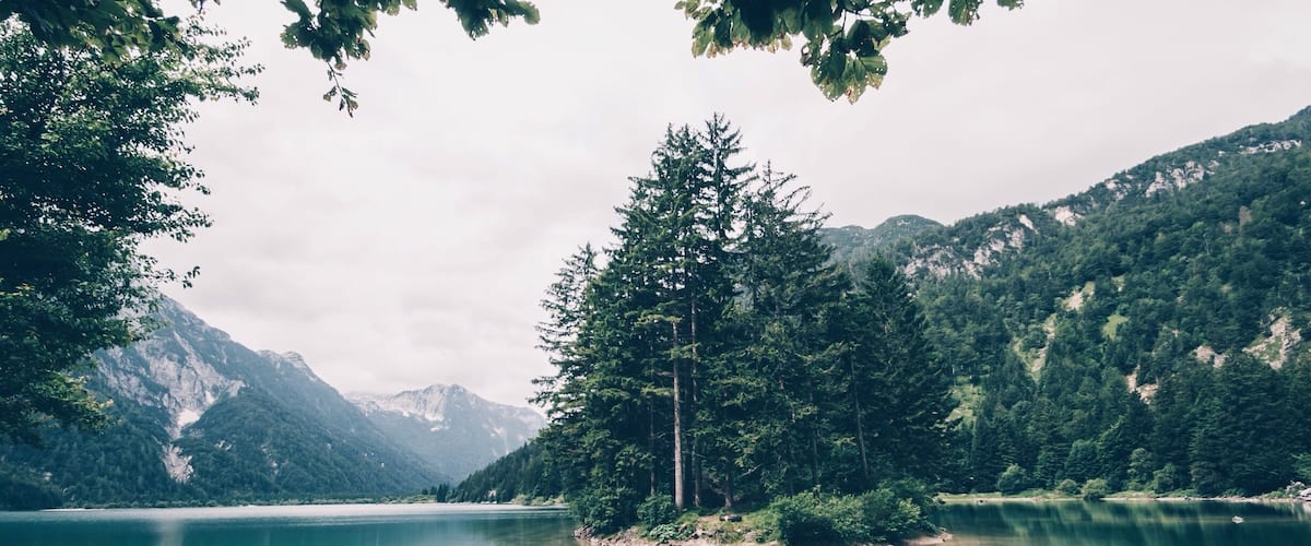 Green postcard lake in the Julian alps. Including a lovely little island and an amazing mountain surrounding. #travel #italy #slovenia #lake #troveon