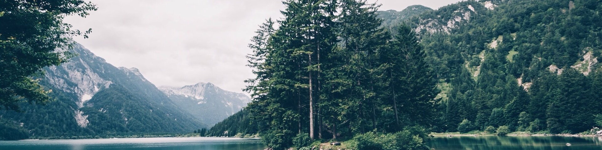 Green postcard lake in the Julian alps. Including a lovely little island and an amazing mountain surrounding. #travel #italy #slovenia #lake #troveon