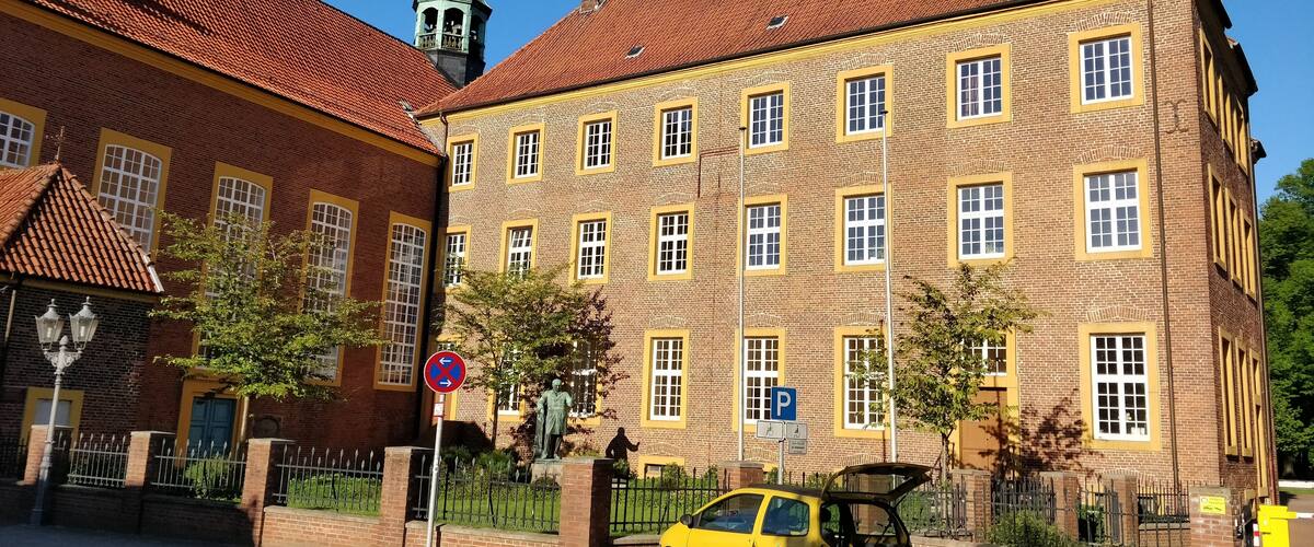 Ansicht des Windthorst Gymnasiums Meppen von der Gymnasialstraße aus: Links die Gymnasialkirche, rechts die Residenz (Verwaltung der Schule) davor das Windthorst-Denkmal.