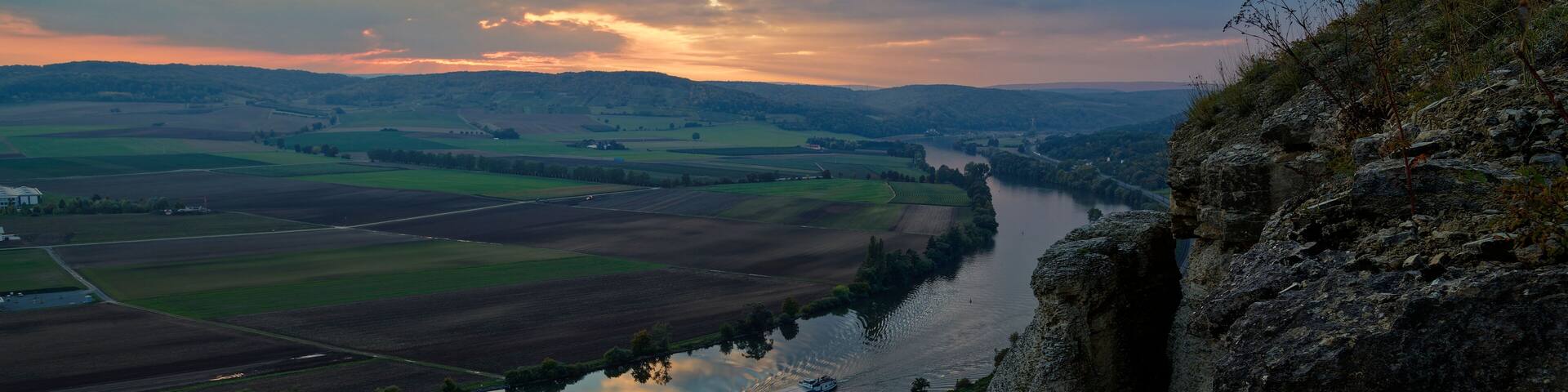 Blick vom Felsplateau des NSG Grainberg-Kalbenstein auf den Main und das Vorland des Spessart bei Karlstadt, Landkreis Main Spessart, Unterfranken, Bayern, Deutschland