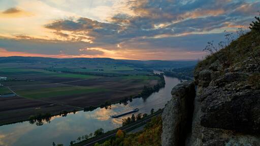 Blick vom Felsplateau des NSG Grainberg-Kalbenstein auf den Main und das Vorland des Spessart bei Karlstadt, Landkreis Main Spessart, Unterfranken, Bayern, Deutschland