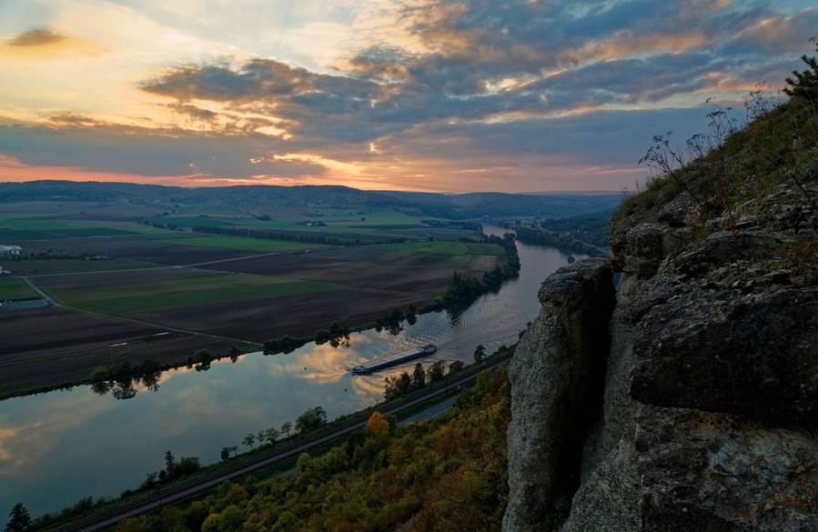 Blick vom Felsplateau des NSG Grainberg-Kalbenstein auf den Main und das Vorland des Spessart bei Karlstadt, Landkreis Main Spessart, Unterfranken, Bayern, Deutschland