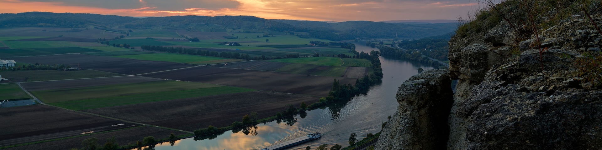 Blick vom Felsplateau des NSG Grainberg-Kalbenstein auf den Main und das Vorland des Spessart bei Karlstadt, Landkreis Main Spessart, Unterfranken, Bayern, Deutschland