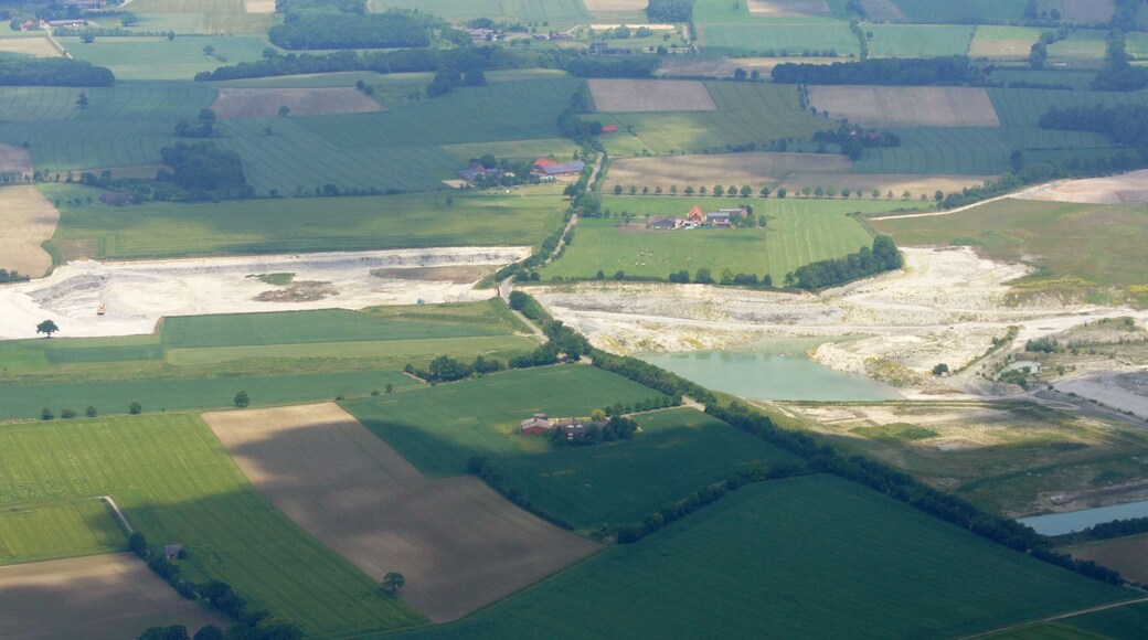 Kalksteinbruch Anneliese bei Ennigerloh im Kreis Warendorf, NRW. Das Bild entstand während des Münsterland-Fotoflugs am 1. Juni 2014. Hinweis: Die Aufnahme wurde aus dem Flugzeug durch eine Glasscheibe hindurch fotografiert. This file was uploaded with Commonist.
