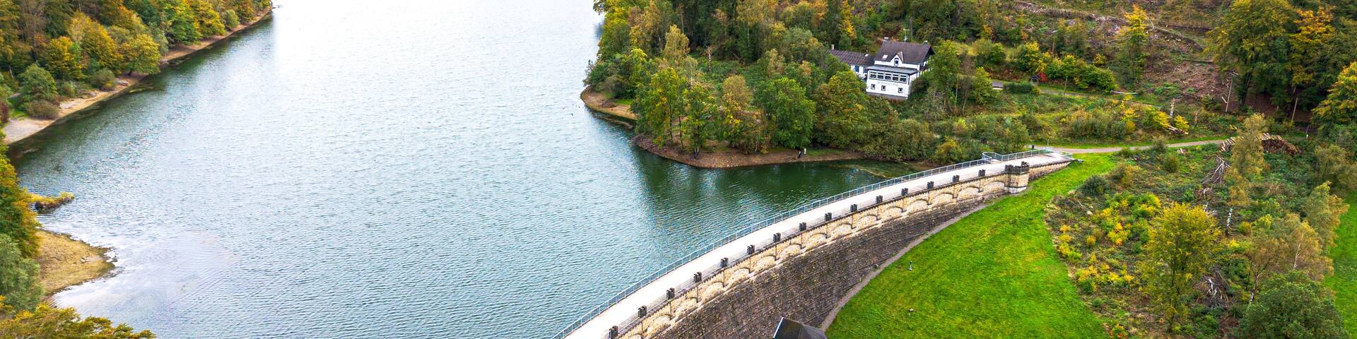Luftbild der der Lingesetalsperre und Staumauer im Bergischen Land, Deutschland