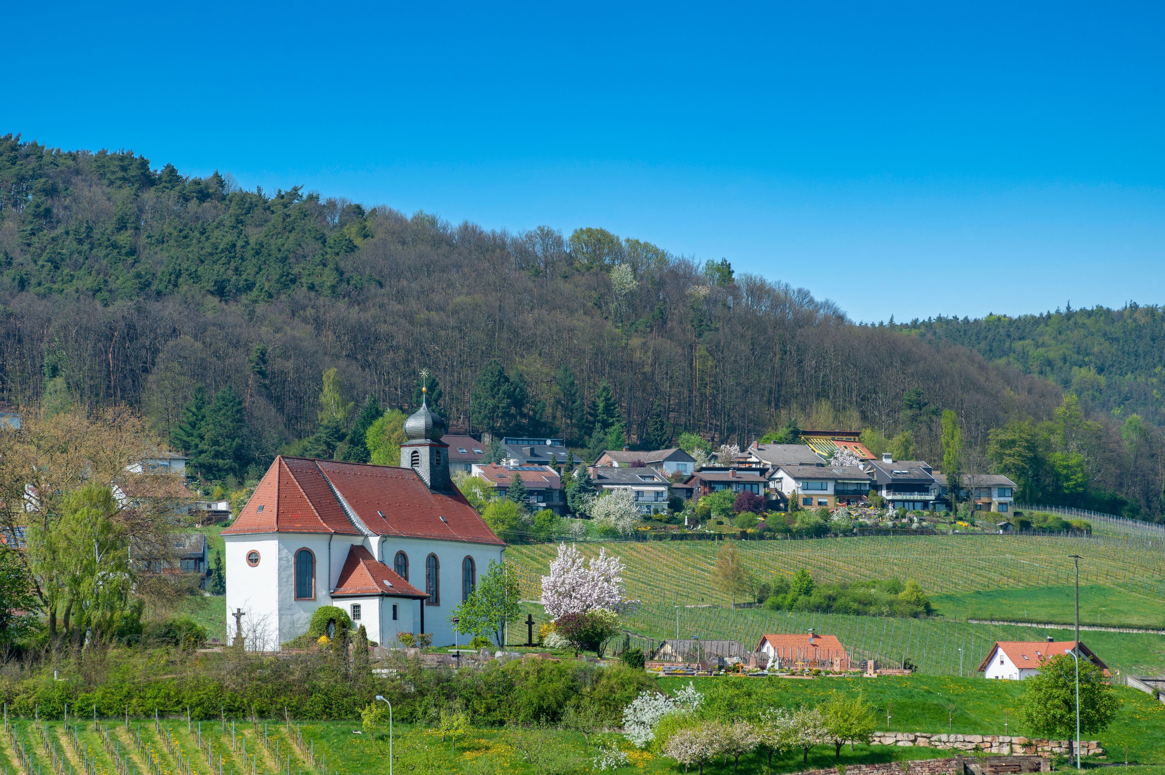 Ortsbild von Gleiszellen-Gleishorbach mit St Dionysius Kapelle. Region Pfalz im Bundesland Rheinland-Pfalz in Deutschland