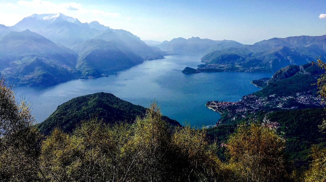 La mia terra, Como e il suo lago, il lago di Como, il più bello al Mondo. È il punto più bello del lago, dove si vede bene la diramazione dei due rami, con al centro Bellagio, le montagne del triangolo lariano, e la Grigna.
