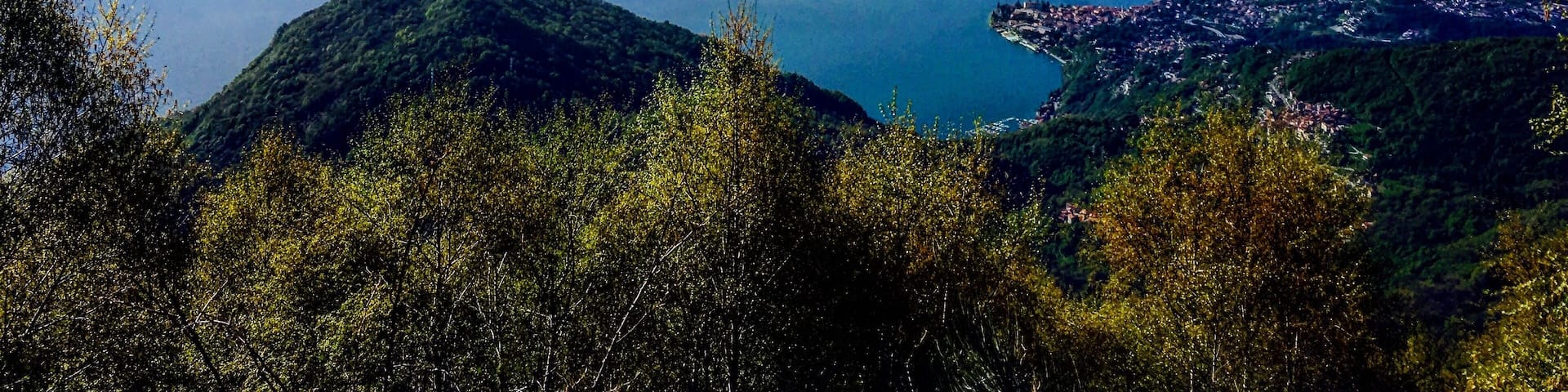 La mia terra, Como e il suo lago, il lago di Como, il più bello al Mondo. È il punto più bello del lago, dove si vede bene la diramazione dei due rami, con al centro Bellagio, le montagne del triangolo lariano, e la Grigna.