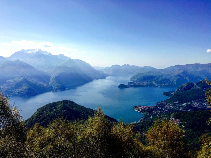 La mia terra, Como e il suo lago, il lago di Como, il più bello al Mondo. È il punto più bello del lago, dove si vede bene la diramazione dei due rami, con al centro Bellagio, le montagne del triangolo lariano, e la Grigna.