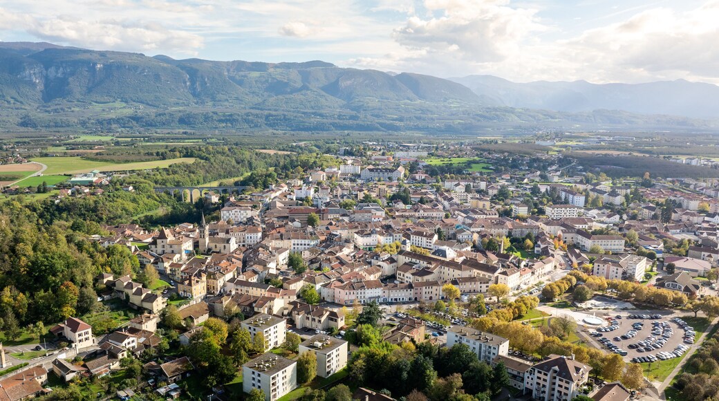 centre ville de Saint-Marcellin en Isère sous fonds de Vercors en vue aérienne