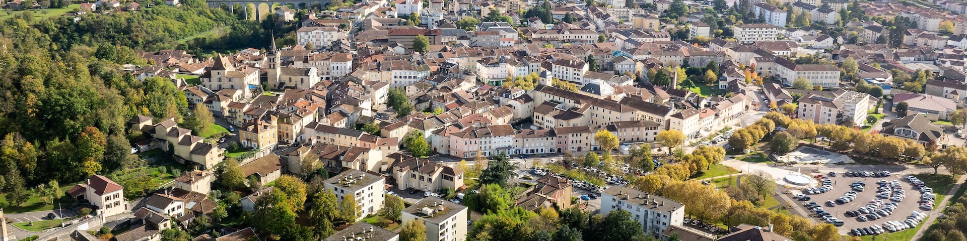 centre ville de Saint-Marcellin en Isère sous fonds de Vercors en vue aérienne