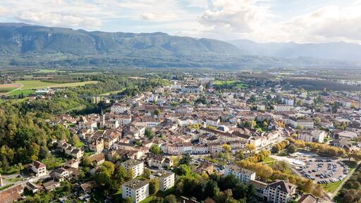 centre ville de Saint-Marcellin en Isère sous fonds de Vercors en vue aérienne