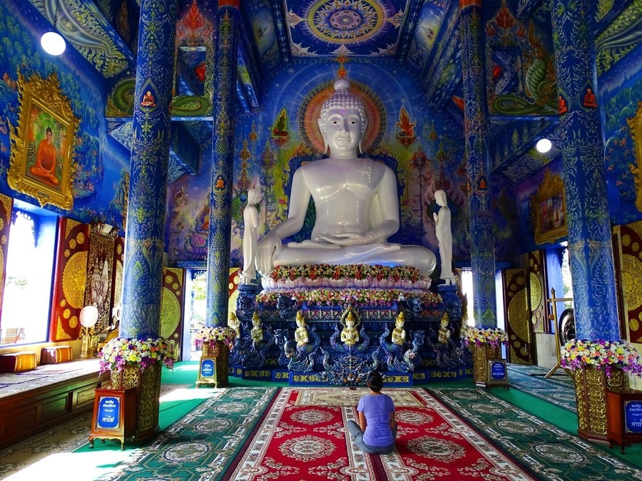 Blue temple, quiet gem on the other side of the river. It is a must and my favorite!
#temple #chiangrai #thailand