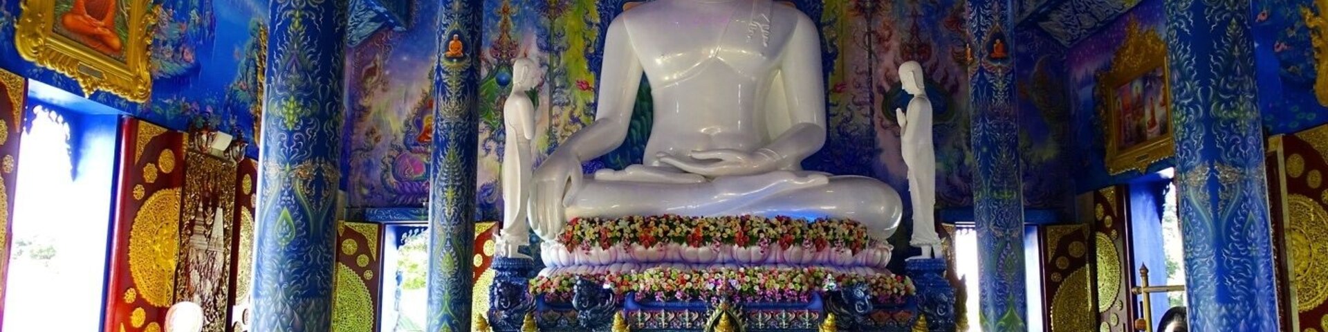Blue temple, quiet gem on the other side of the river. It is a must and my favorite!
#temple #chiangrai #thailand