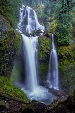 Falls Creek Falls is an amazing waterfall near Columbia River Gorge. One of the biggest waterfalls I've seen. #Green