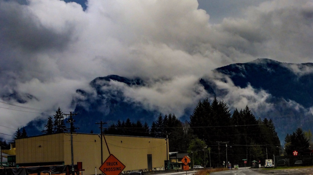There isn't much to Carson, Washington. In fact, a friend of mine who has lived for nine years just twenty miles away from it on the same state road did not even know that it existed. No matter. It serves as a departure point for some of the most unspoiled and dramatic wilderness in the Columbia River Gorge.
Oh, and the view isn't bad, either.
