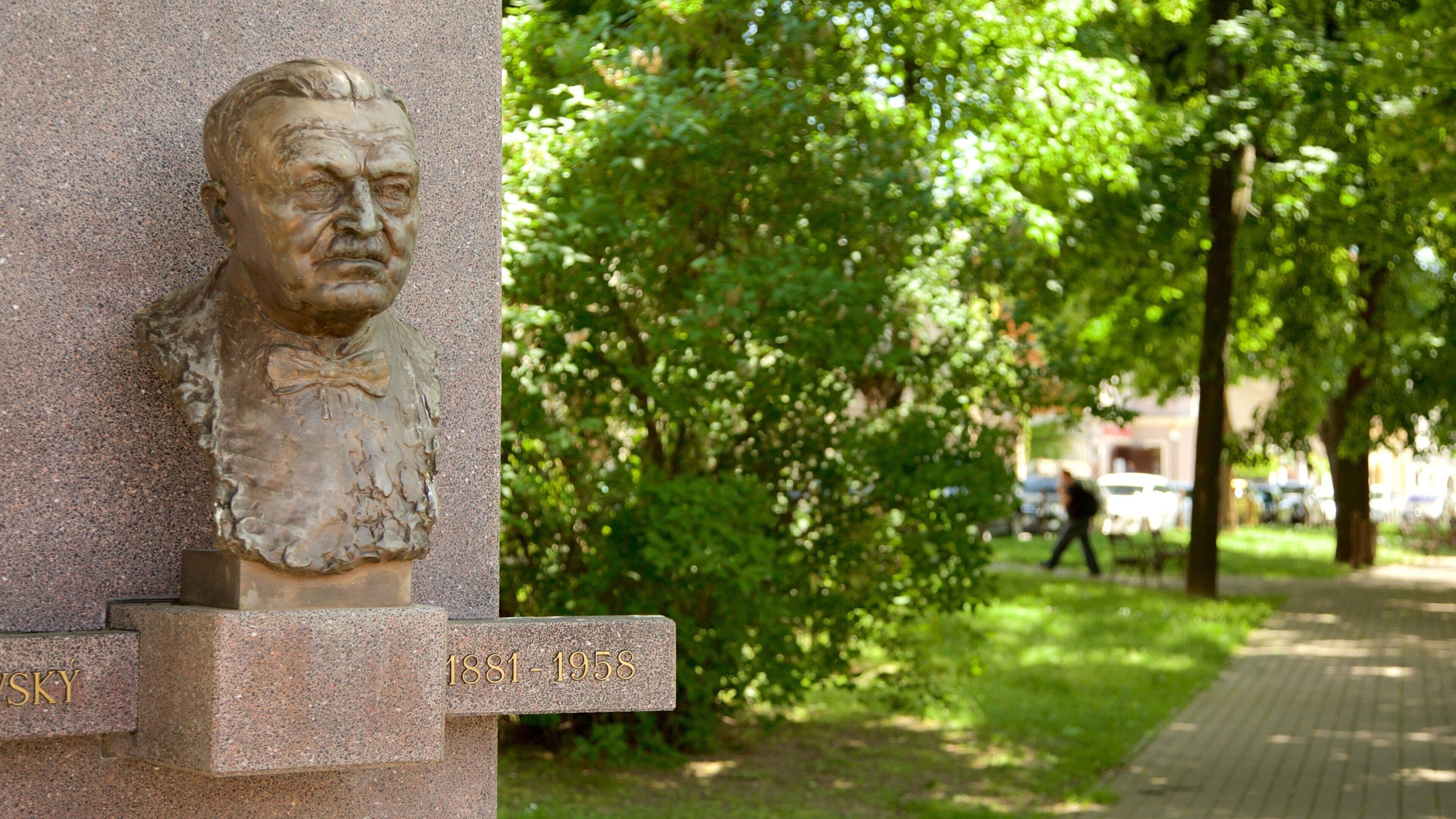 Trnava mostrando una estatua o escultura y un monumento
