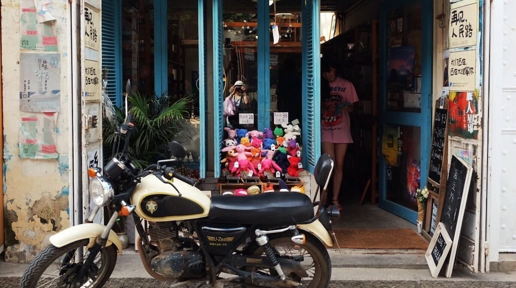 Taken on the last day of this bookstore.