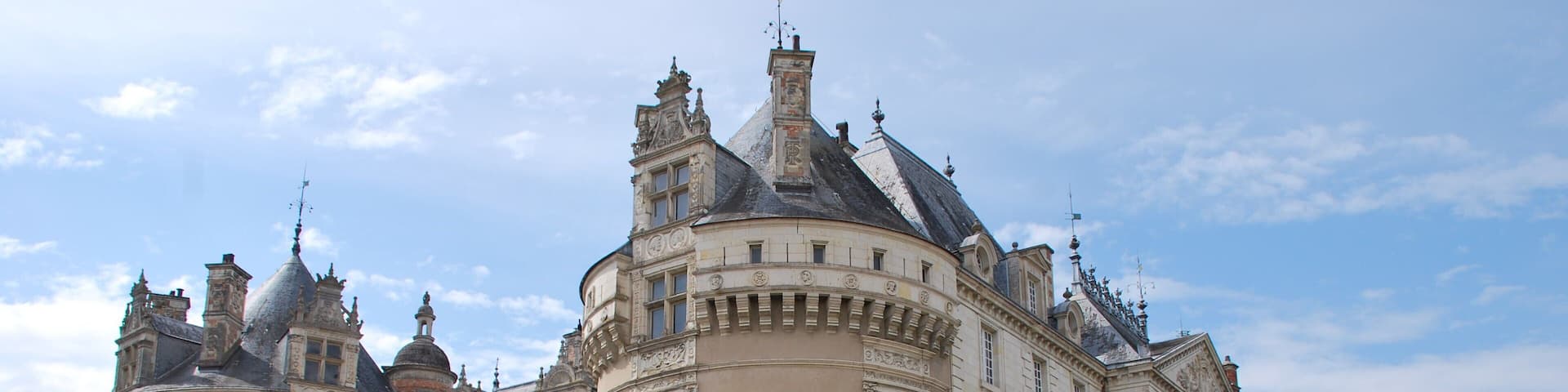 This building is indexed in the Base Mérimée, a database of architectural heritage maintained by the French Ministry of Culture, under the reference PA00109788 .
