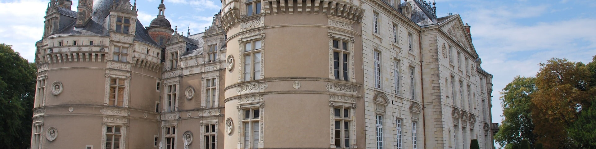 This building is indexed in the Base Mérimée, a database of architectural heritage maintained by the French Ministry of Culture, under the reference PA00109788 .